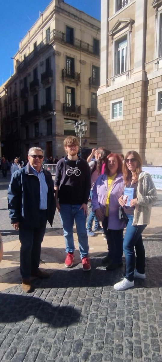 ERC_animals's tweet photo. A Barcelona amb els veterinaris que lluiten pels drets de tots els animals. Sumant-nos a les seves demandes per ajudar en tot allò que poguem i a totes les instàncies per garantir unes millores pels nostres animals, pel col·lectiu veterinari i per a la salut comunitària. https://t.co/fHM37aEbQO