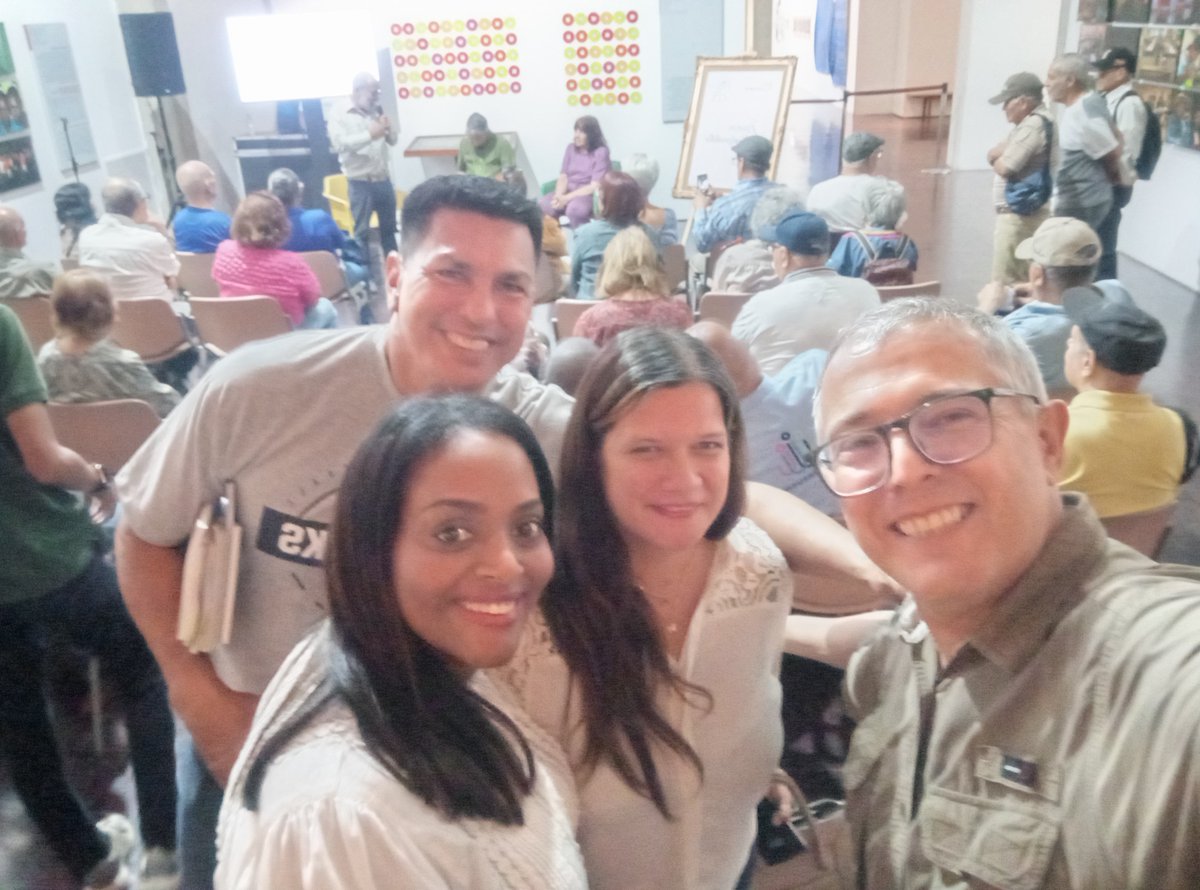 #9Nov Desde la Feria del libro de Caracas, Editorial Trinchera presentó el libro: "Dos Generaciones Frente a Frente. 1962-1992".  Del Capitán de Fragata Víctor Hugo Morales. #Filven