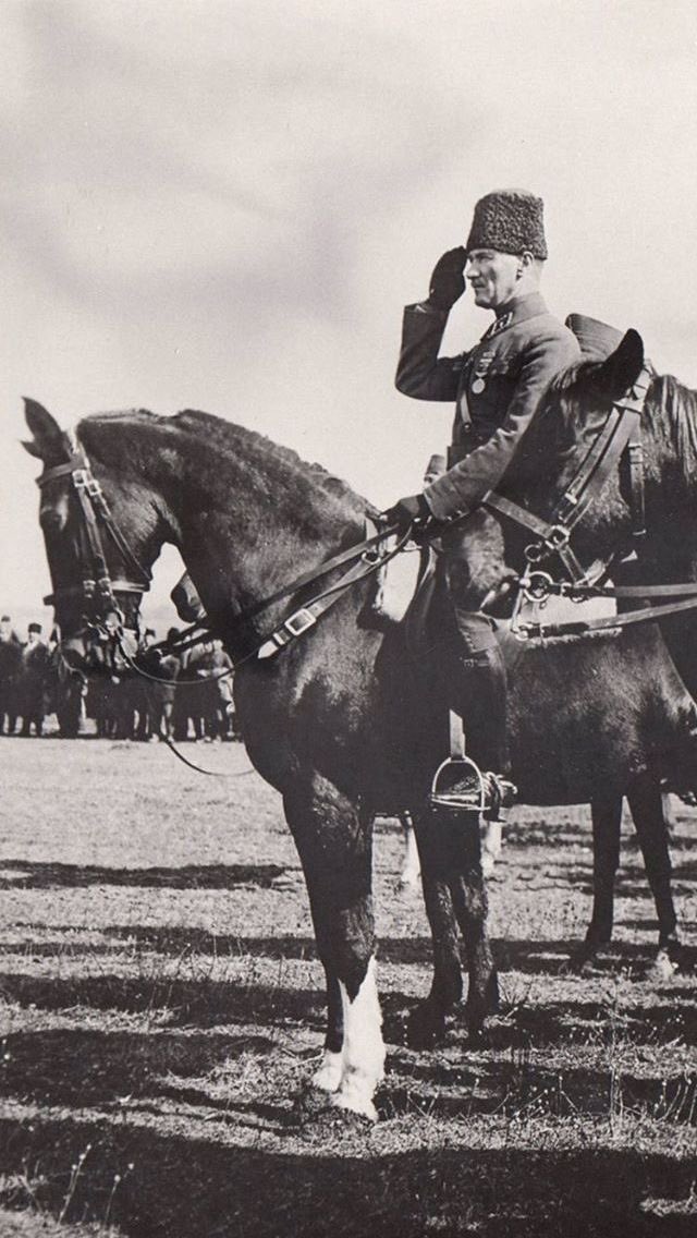 sana öyle minnettarım ve seni o kadar çok seviyorum ki. seninle aynı tarihi ve aynı vatanı paylaştığım için gururla doluyorum. sonsuza dek senin izinde olacağım ve bize yokluk içinde miras bıraktığınız bu toprakları daima seveceğim. senin düşmanlarını sikeyim ATAM