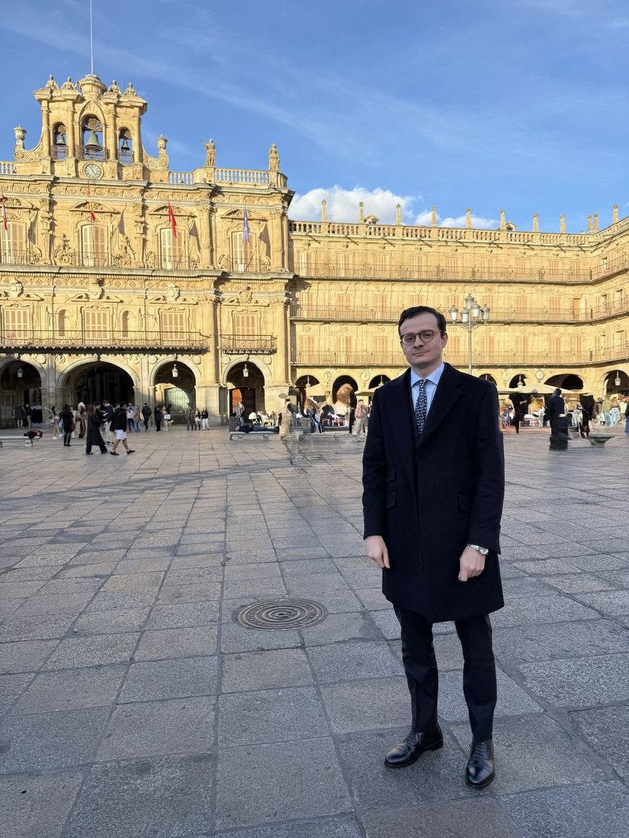 Muy Noble, Muy Leal, Caritativa y Hospitalaria, Muy Culta, Docta y Sabia Ciudad de Salamanca. España merece más, los españoles merecemos mucho más.
