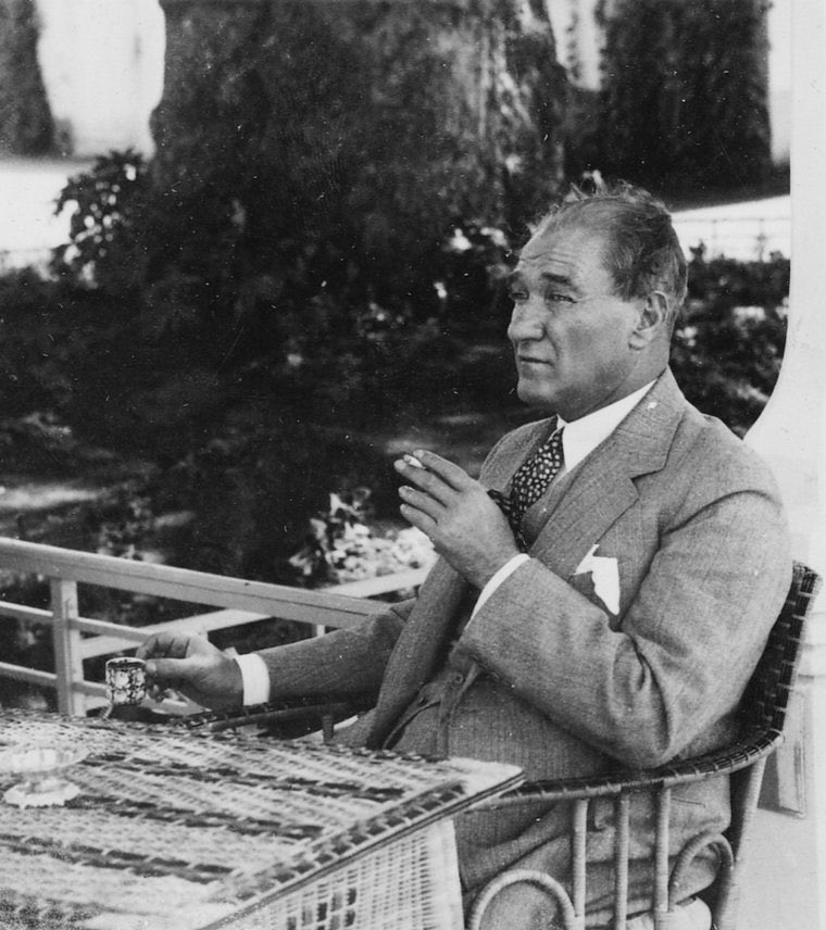 Senin bıraktığın mirasın bekçisiyiz. Her nefeste seni yaşatıyoruz.

#10Kasım