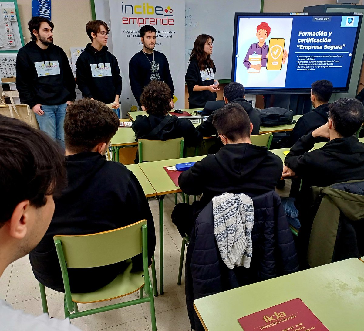 kriesgo's tweet image. CIBEREMPRENDE es el Concurso de Emprendimiento de proyectos de base tecnológica entorno a la ciberseguridad que @ClusterTICAstur y @INCIBE promueven y que compartimos en el CIFP Avilés con 4 equipos de estudiantes FP y la metodología participativa de @FIDACONSULTORES en acción 😀