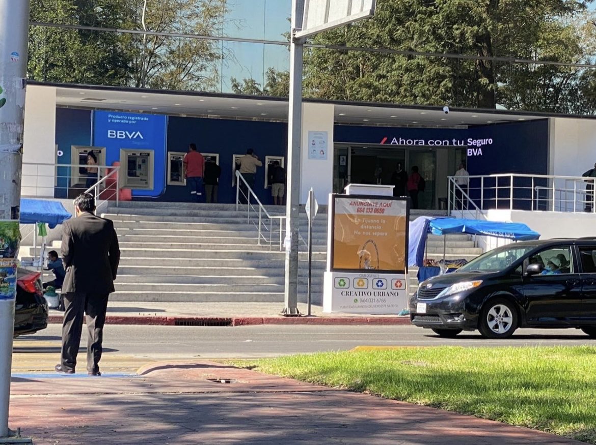 calificaser's tweet photo. Señores los asesores que tienen en el turnador, deben de ser apáticos con sus clientes! Si eres güero 👱‍♂️te trato bien /si eres moreno; no hay sistema pago a gobierno. 
¡Cuidado señores ! 3/3 
@SantanderMx @bbva @Banorte_mx @bbienestarmx @BancoAzteca @MercadoPagoMex https://t.co/L7rKYKqvbC
