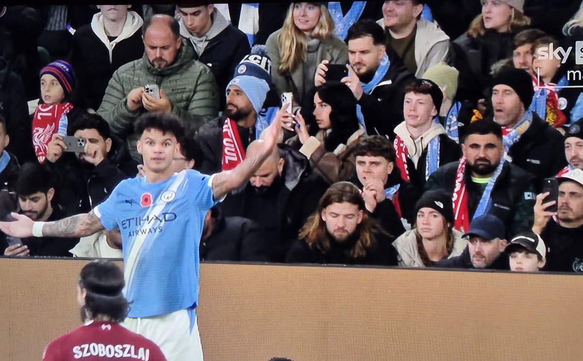 That's five half and half scarves I can spot just in this small section of the Man City supporters. The state of top flight football these days 🤦‍♂️ #MCILIV