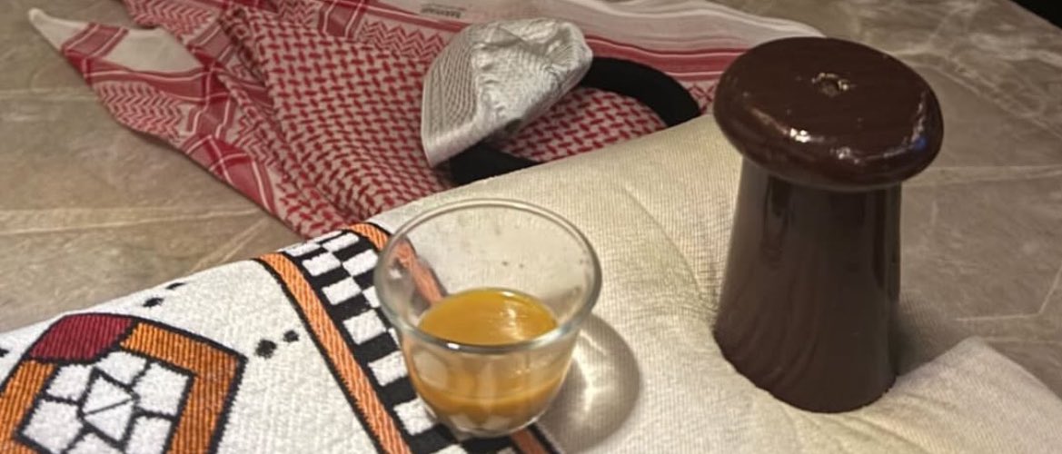 تعال اقهويك من دلة الشوق فنجال
القلب لك بيت وانت اغلى مسًاييره .