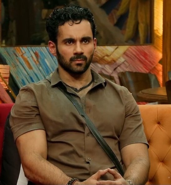 BiggBoss_Tak's tweet image. To be honest, I may sometimes be against Abhishek Bajaj for some reasons &amp;amp; didn&apos;t like his few actions. But still, he DESERVED to be a FINALIST of this season.
He was active from Day 1, not like others whose flight took off mid-season. Yes, his ego/attitude was an issue, but in…