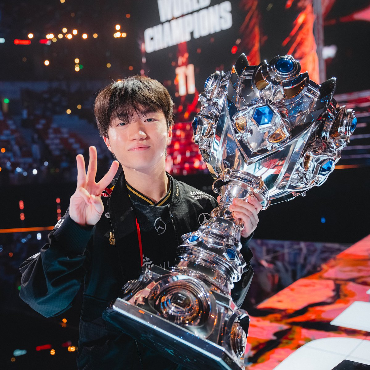 lolesports's tweet image. THE SUPPORT GOAT.