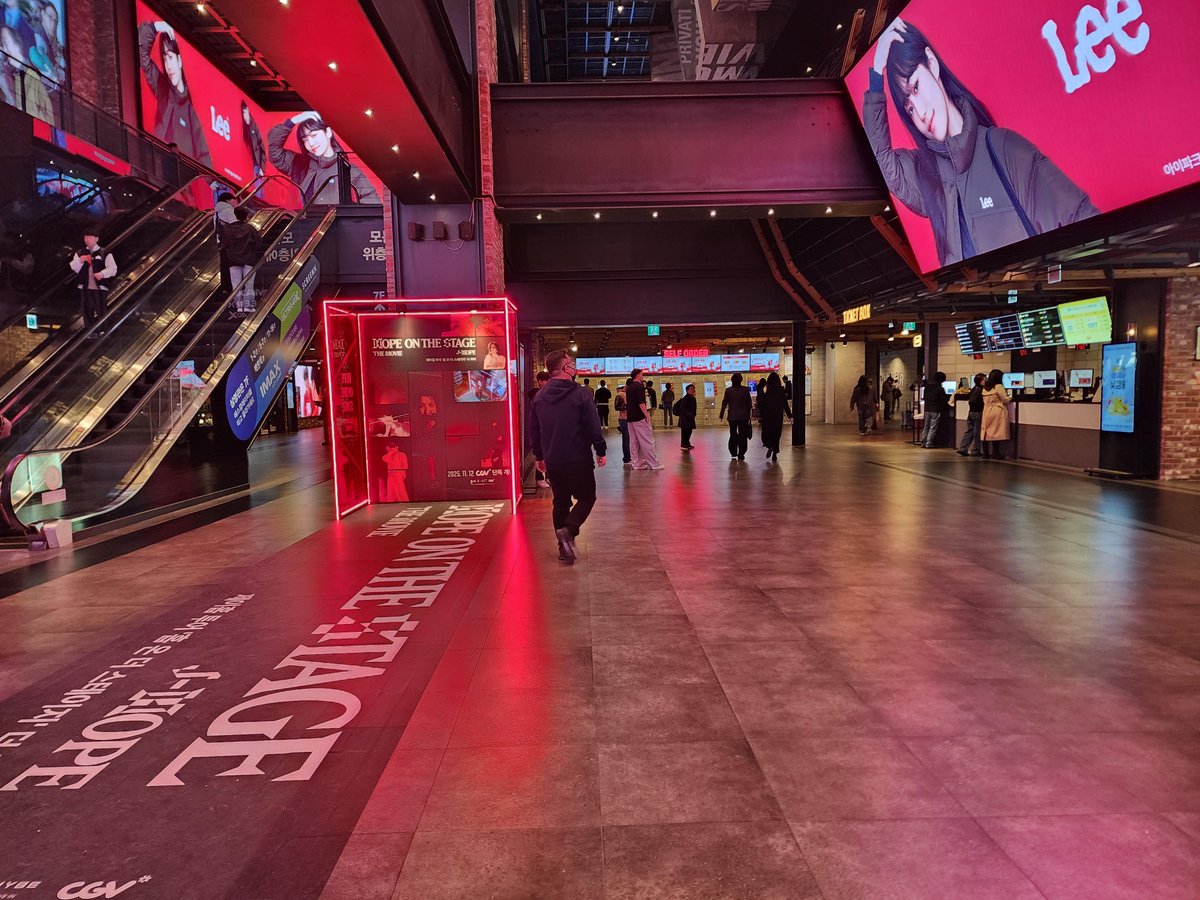 주말용산 휑하네요
쎈 작품이없다보니
주말인데도 휑하네요
간만에 주말영화보러왔네요 

muko.kr/movietalk/1744…