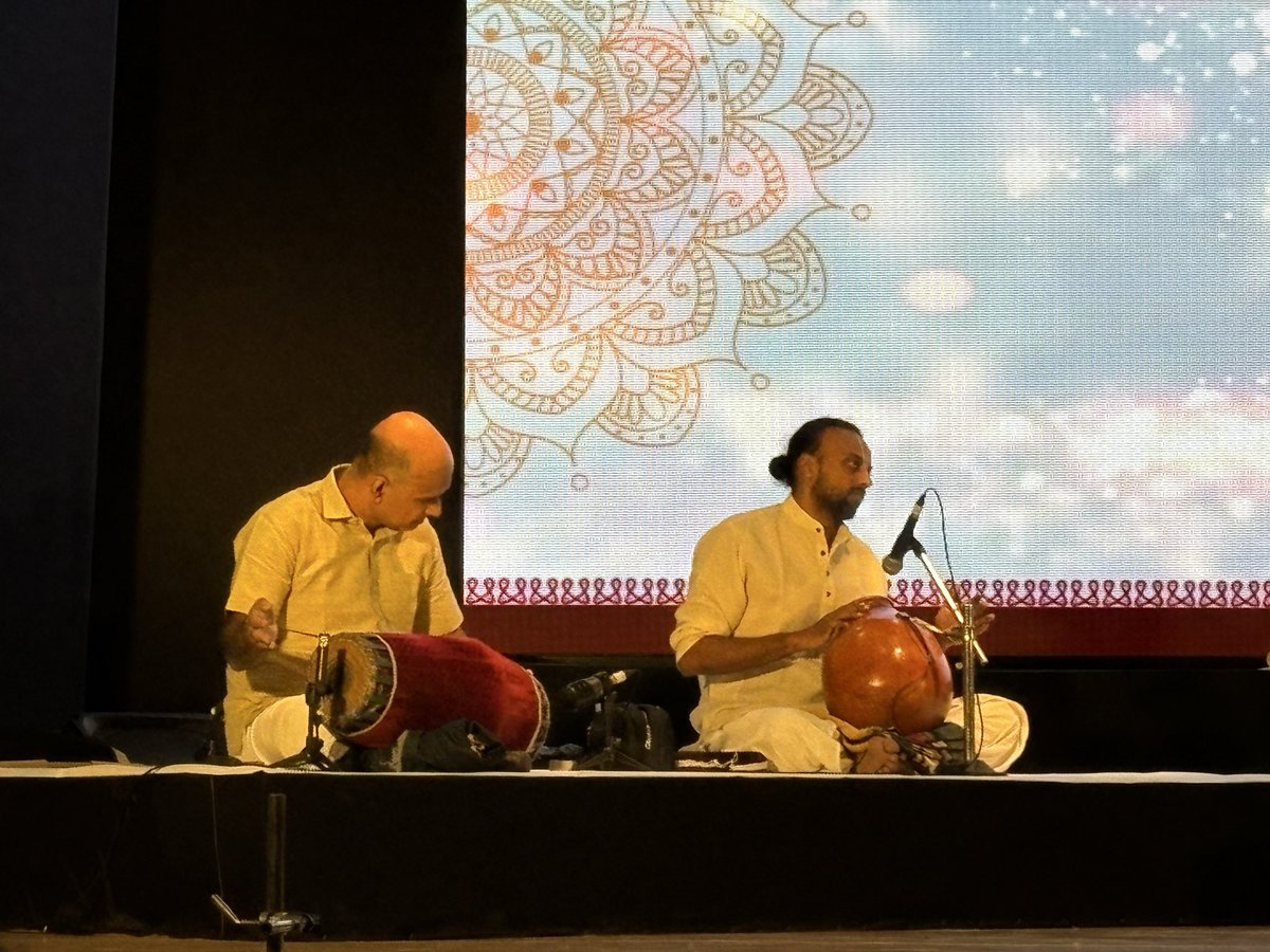 protoiyer's tweet photo. What an exquisite concert by @ranjanigayatri today - RaGa Bharatam, celebratin Bhakti, Dharma, Desh 🙏

Paarvati (Natakurinji), Aadaddella (Purvikalyani), Kulirmati (Dhanyasi), MaaJanaki (Kambhoji), Adinaye (Mo’kalyani), RTP (Jonpuri), Desh medley #Vandemataram w deleted lines 🙏 https://t.co/Z5WAMVCMgw
