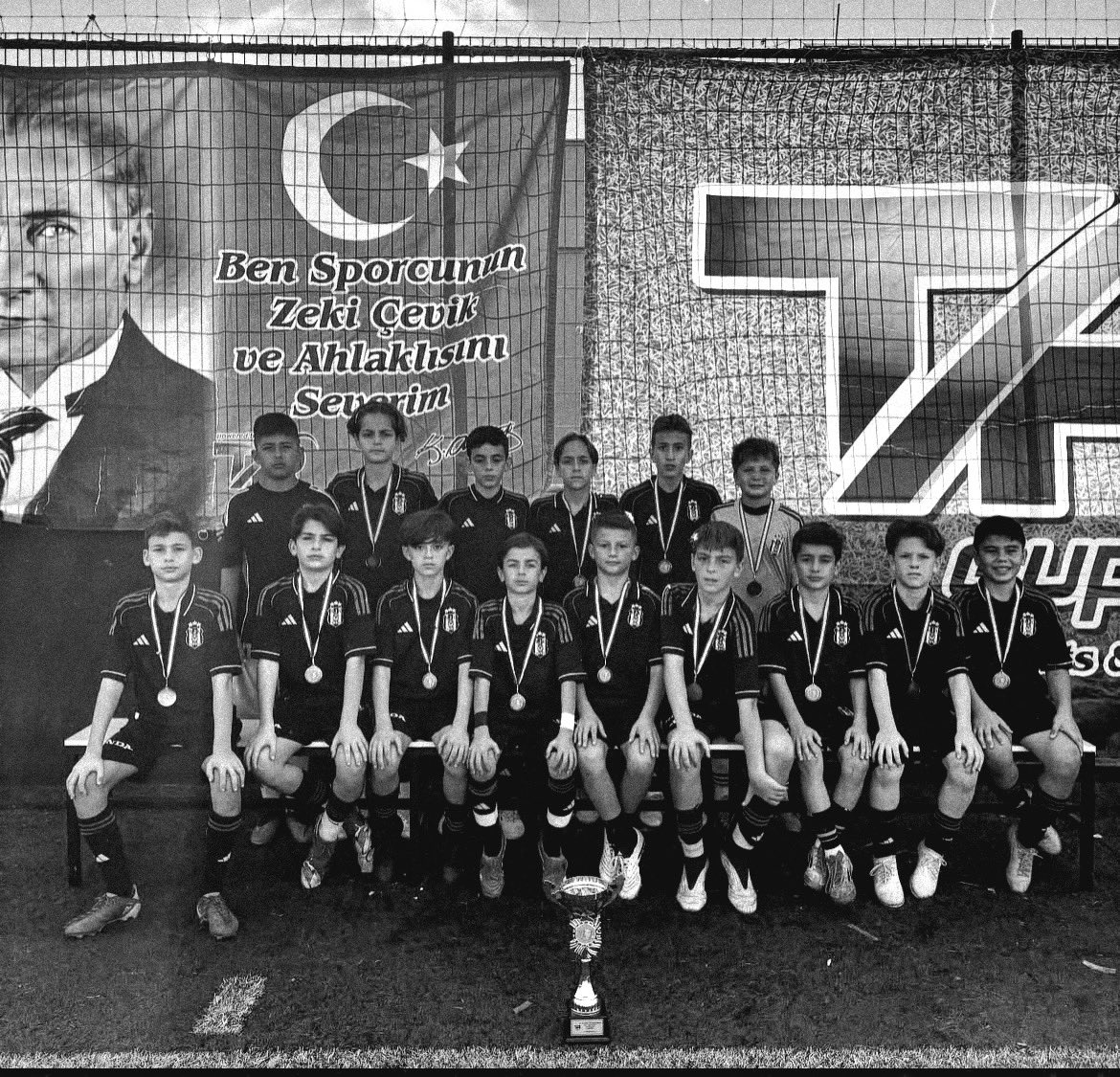 BjkAkademi's tweet photo. U12 Akademi Takımımız, Kuşadası’nda düzenlenen Geleneksel Atatürk Kupası’nda ikinci oldu.

Turnuvada siyah-beyazlılarımızın aldığı sonuçlar şöyle.

Grup Maçları
Batıordu 3 - 1 Beşiktaş JK
Beşiktaş 2 - 0 Kemx Academy 
Beşiktaş 5 - 0 Kuzey Es 

2. Tur
Beşiktaş 4 - 0 Güvercinada 

Yarı Final
Beşiktaş 4 - 0 Altay 

Final
Beşiktaş 1 - 1 Galatasaray (Pen. 0-2)