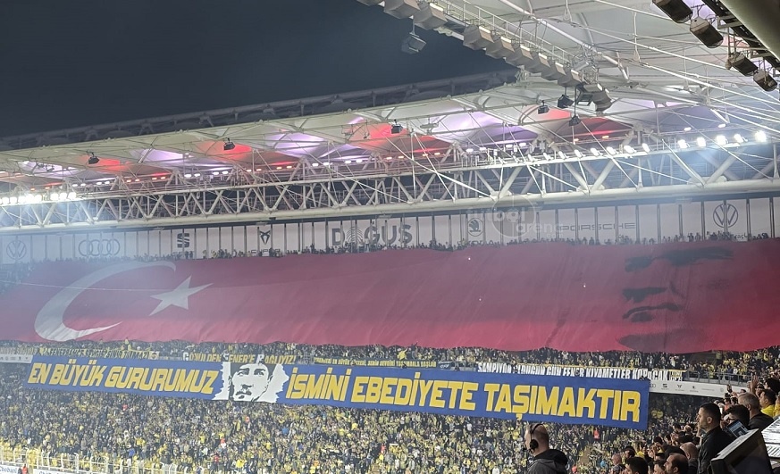 futbolarena's tweet photo. Fenerbahçe tribünleri: 

"En büyük gururumuz ismini ebediyete taşımaktır" 🇹🇷 https://t.co/ixIqBHrPjR