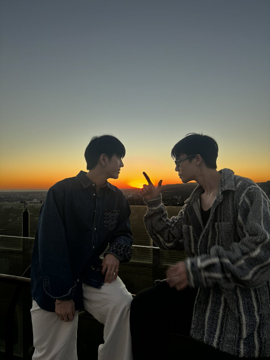 jimmysealuvy's tweet image. #2YearsOfLastTwilight 🌄