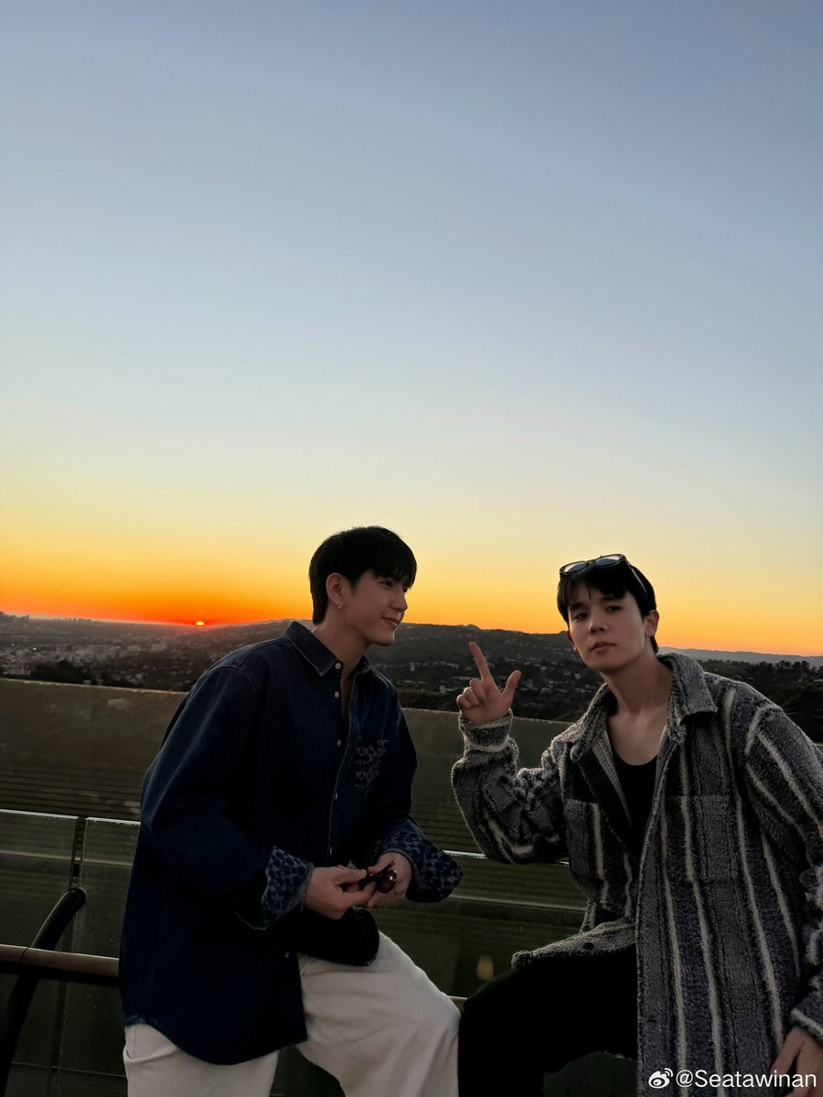 jimmysealuvy's tweet image. #2YearsOfLastTwilight 🌄