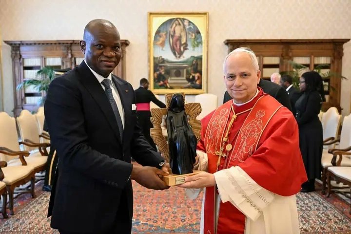 Oreti241's tweet photo. Le chef de l’État mène une diplomatie “active et ouverte” pour repositionner le pays.
Sa visite à Rome l’illustre :
🇻🇦 Rencontre avec le Pape Léon XIV
🇮🇹 Accords avec GKSD Holding 
🎯 Objectif : faire de la diplomatie un levier de développement. https://t.co/4UmhnhdJFF