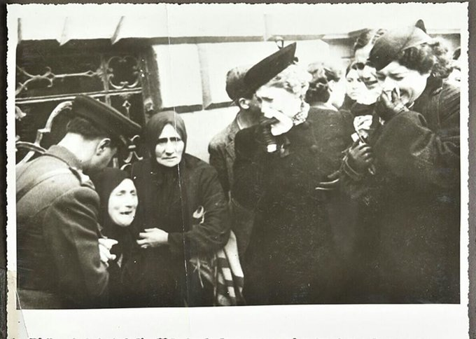 umtdogan71's tweet photo. 1⃣3⃣- Atatürk'ün ölümüne üzüntüsünden fenalık geçiren teyzemiz etraftakilerin yardımıyla ayakta duruyor. 

Dikkat edin, teyze başörtülü. Atatürk başörtüsünü yasakladı diyen iftiracılara gösterin bu fotoğrafı.
