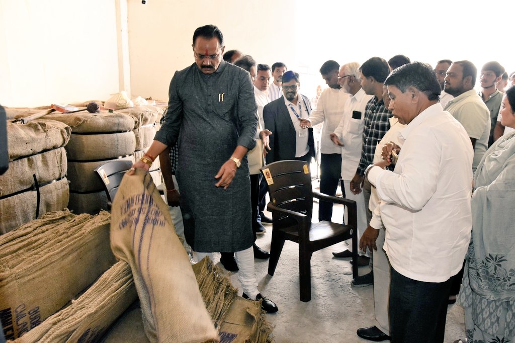 jitu_vaghani's tweet photo. "ટેકાના ભાવે ખરીફ પાકોની ખરીદીનો આજથી રાજ્યવ્યાપી શુભારંભ"

માન. મુખ્યમંત્રી શ્રી @Bhupendrapbjp જીના દિશાનિર્દેશ હેઠળ ખેડૂતો પાસેથી રૂ. ૧૫,૦૦૦ કરોડથી વધુ મૂલ્યની મગફળી, મગ, અડદ અને સોયાબીનની ખરીદીનો નિર્ણય કરવામાં આવ્યો છે. જેના પગલે ગાંધીનગર જિલ્લાના દહેગામ ખાતે ટેકાના ભાવે ખરીદીનો શુભારંભ કરાવીને ખરીદી માટેના સમગ્ર આયોજનની તલસ્પર્શી માહિતી મેળવી તેમજ ખરીદી વ્યવસ્થાનું નિરીક્ષણ પણ કર્યું.

આ વેળાએ વેચાણ કરવા આવેલા વિવિધ ખેડૂતમિત્રો સાથે સહજ ભાવે પ્રત્યક્ષ સંવાદ પણ કર્યો. આ સંવાદ દરમિયાન ધરતીપુત્ર અન્નદ���તાઓએ બજાર કરતા પણ વધુ ભાવે જણસીની ખરીદી કરવાના ખેડૂત હિતલક્ષી નિર્ણયની સરાહના કરીને કેન્દ્ર અને રાજ્ય સરકારનો આભાર વ્યક્ત કર્યો.