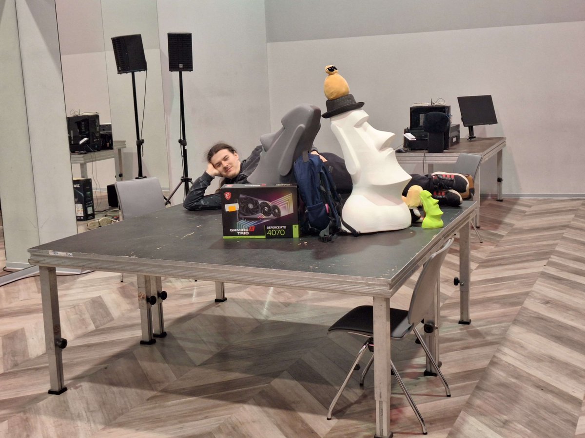 osurooms's tweet photo. Był konwent nie ma konwentu, póki co #Ryucon był konwentem na którym mieliśmy największe obłożenie. Kolejka regularnie wystawała poza salę. https://t.co/aXl4cTPWCM