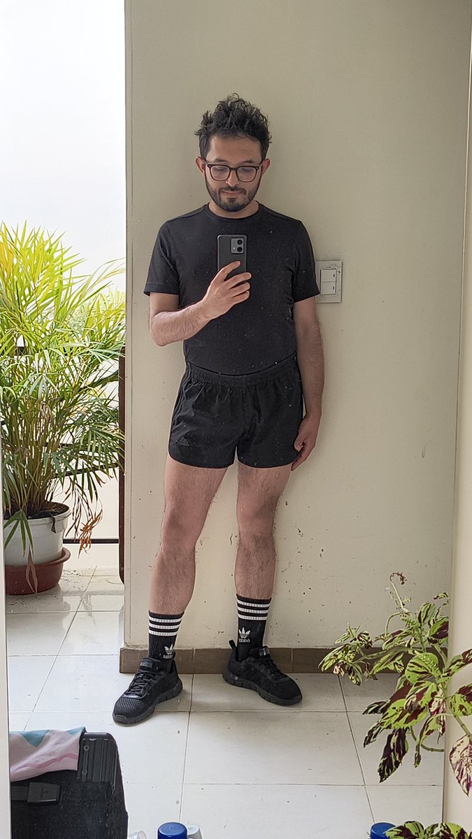 SamuelHeladero's tweet photo. Hoy domingo 9 de noviembre, subo esta foto del look "entrenación" para la ciclovía como por poner algo. 🫢🫣🙄 https://t.co/Von8PJ1ZJX
