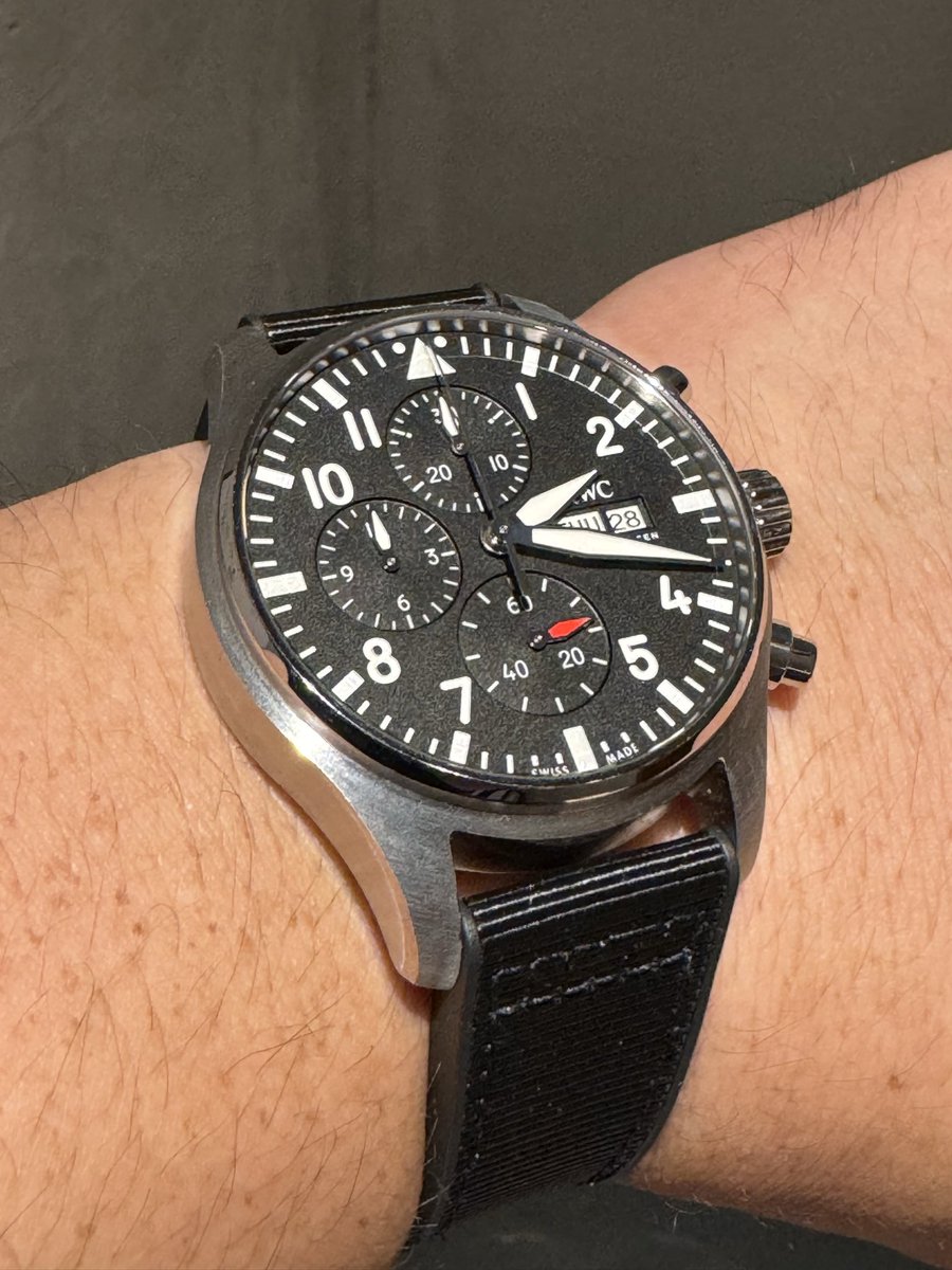 KJ_Project331's tweet image. マーク18を経て、更なるIWCを求めクロノ43を購入。どこからどう見てもカッコよかったけど、購入してすぐに上のボタンが取れてしまった。しかし、無償で修理をしてくれて、ついでにオーバーホールまでやってくれたりと対応の良さでさらにIWCを好きになった一本でした。