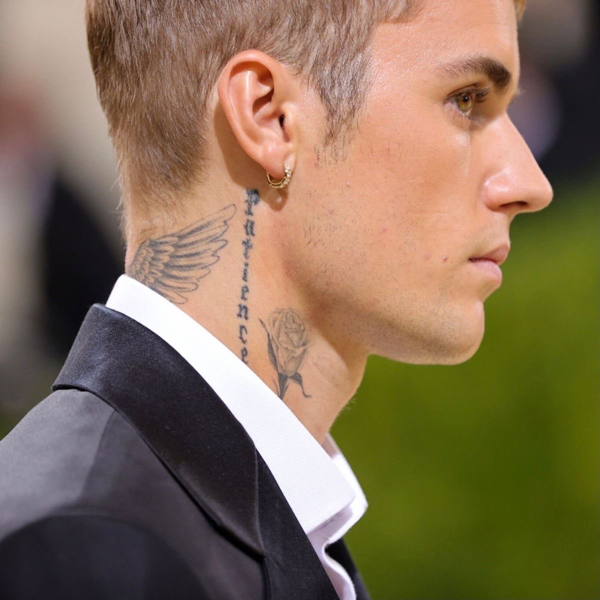 fikestin's tweet photo. justin’s back neck tattoo will always be so iconic and hot to me https://t.co/ioWy8vyXyx