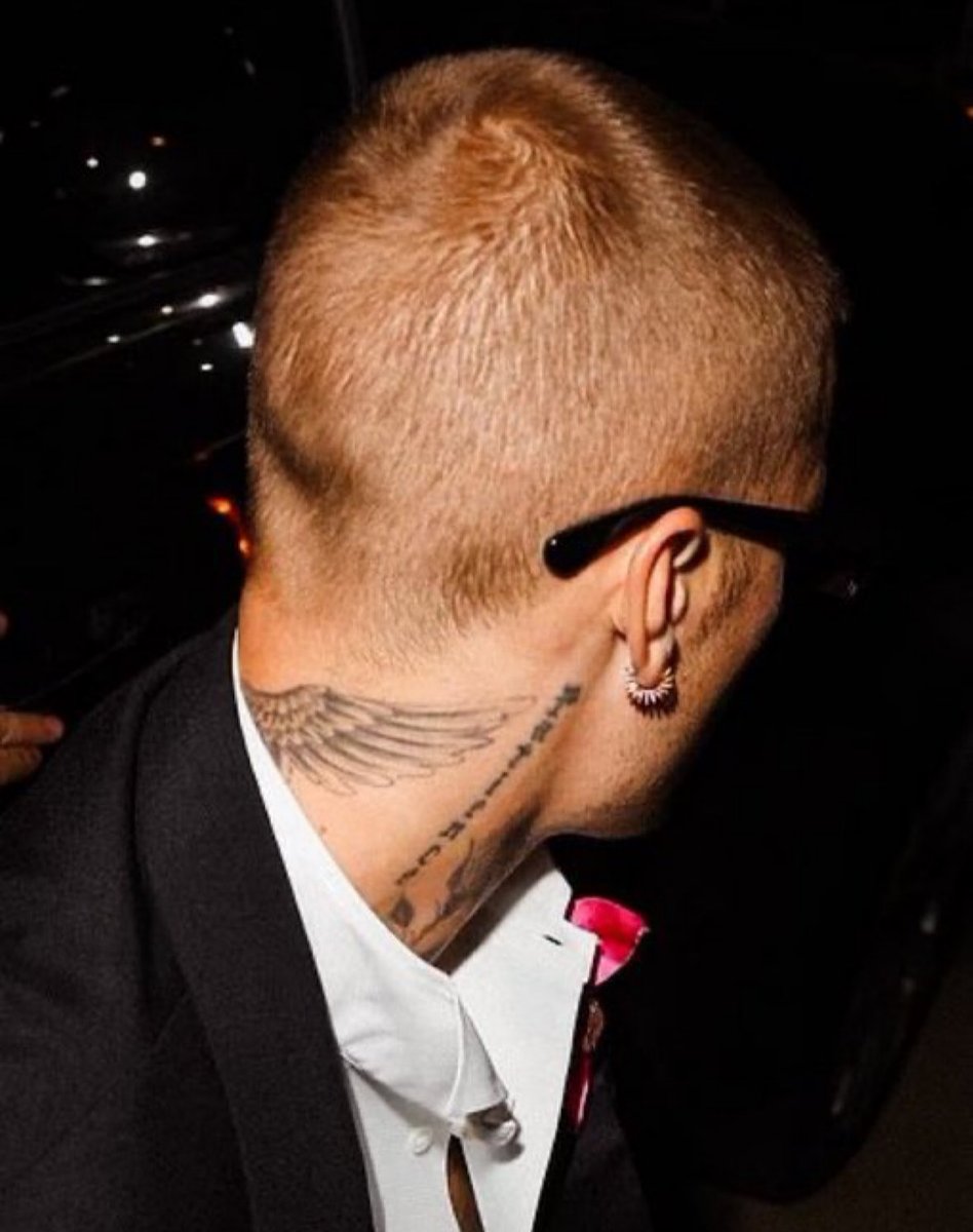 fikestin's tweet photo. justin’s back neck tattoo will always be so iconic and hot to me https://t.co/ioWy8vyXyx