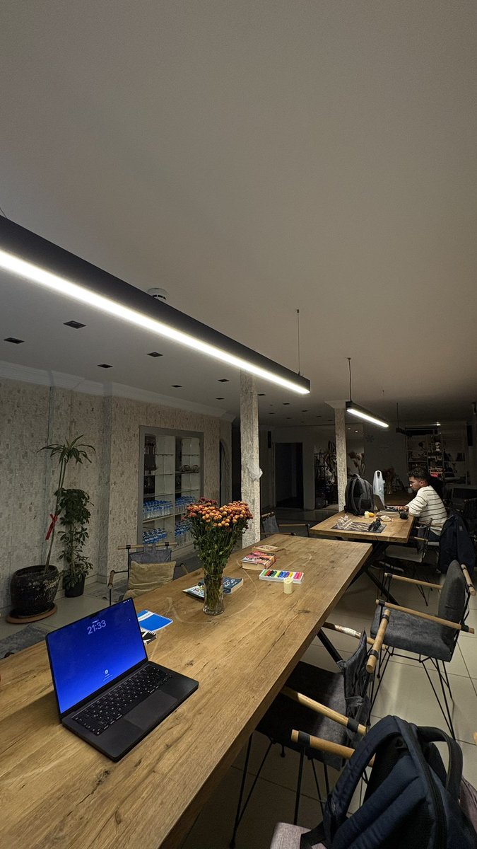 İstanbul’da bir digital nomad house’da kalıyorum. Burası da ortak çalışma alanı. Pazar pazar burada çalıştım. İstanbul bünyeye iyi geldi. Seyahat etmeyi çok seviyorum zaten. Hep söylüyorum. İlaç gibi geliyor. Bu özgürlüğe sahip olduğum için de şükürler olsun.