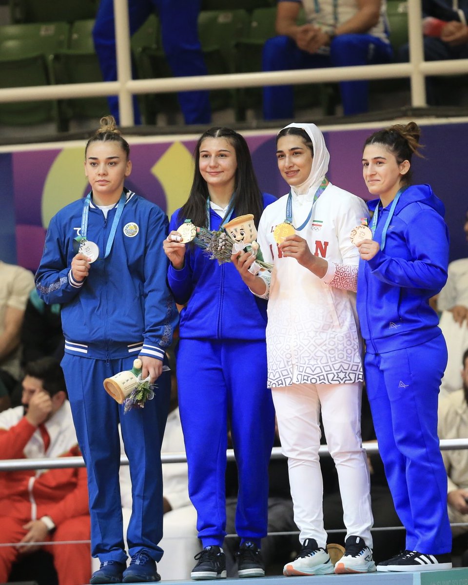 Sandallarda ayollar oyoqlarini fetish