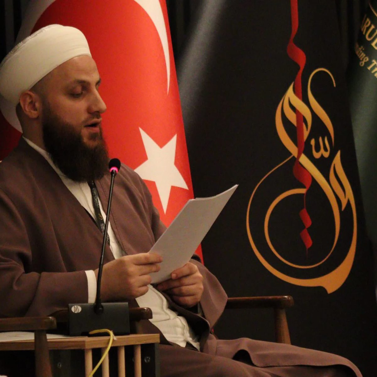 🔴|Ömer Faruk Korkmaz:

İman etmemiş olana rahmet dilemek,Allah’ın hükmüne muhalefet etmektir.

Ve bu meselede kimsenin "bana göre" deme hakkı yoktur.Onun için diyoruz ki:

Biz kimsenin Müslüman olup olmadığına karar vermiyoruz.
"Dileyen iman etsin, dileyen inkâr etsin."
Biz