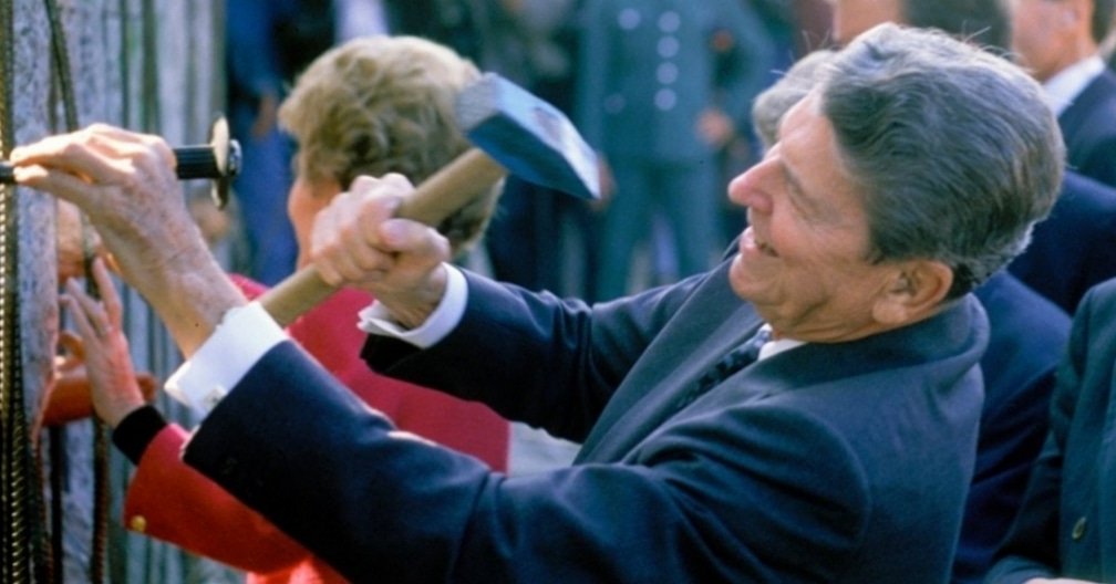 “Señor Gorbachov, derribe este muro” Ronald Reagan el 12 de junio de 1987 frente a la Puerta de Brandeburgo, Berlín.

El 9 de noviembre de 1989 el mismo Reagan colaboró en derrumbar el muro.