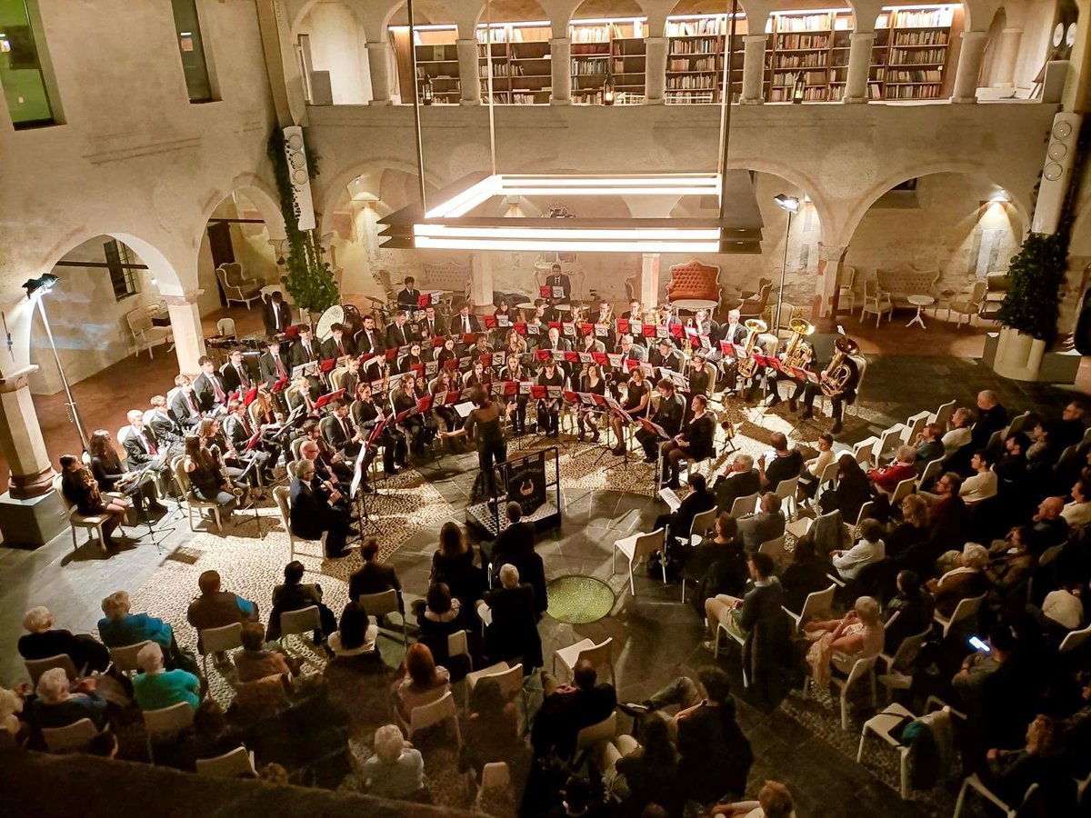 Francescoesse83's tweet photo. #ComunediBariano #ConventoDeiNeveri  #CorpoCivicoMusicalediBariano maestro #LauraBettani #Pianuradascoprire Un fantastico concerto ieri sera 8 Novembre 2025 in una splendida cornice patrimonio dell’Unesco quella del convento dei Neveri.Acustica da Sogno,tanti giovani musicisti. https://t.co/9tvnlZ7fJl