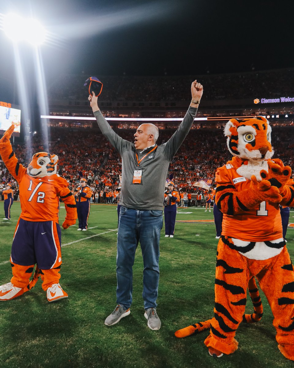 ClemsonTigers's tweet image. Welcome home, Mark 🧡💜

Last night, Mark Packer helped us by dotting the &quot;I&quot; before we kicked off against FSU! Mark is a former member of @ClemsonMGolf and graduated from Clemson as part of the Class of 1985!

@MarkPacker || @accnetwork