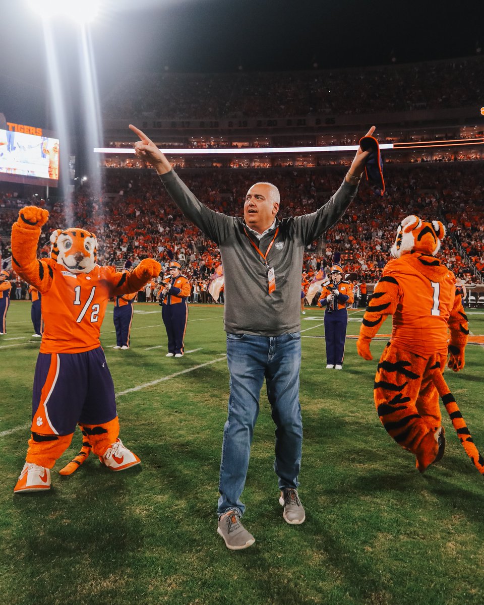 ClemsonTigers's tweet image. Welcome home, Mark 🧡💜

Last night, Mark Packer helped us by dotting the &quot;I&quot; before we kicked off against FSU! Mark is a former member of @ClemsonMGolf and graduated from Clemson as part of the Class of 1985!

@MarkPacker || @accnetwork