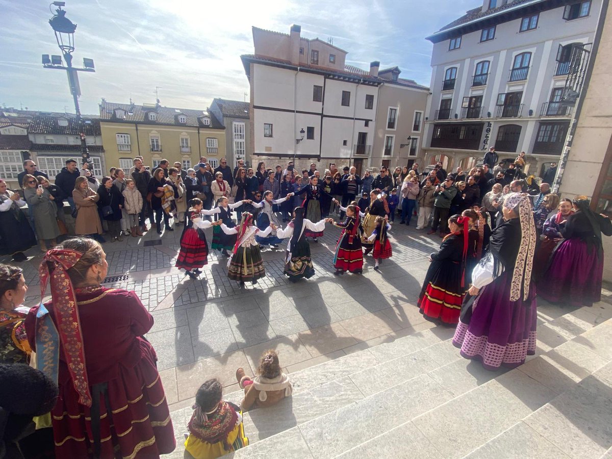 Esta mañana, nuestro Presidente ha acompañado a la Asociación de Danzas M. Ángeles Saiz en su 40° aniversario y a la Peña Recreativa Castellana en su 92°