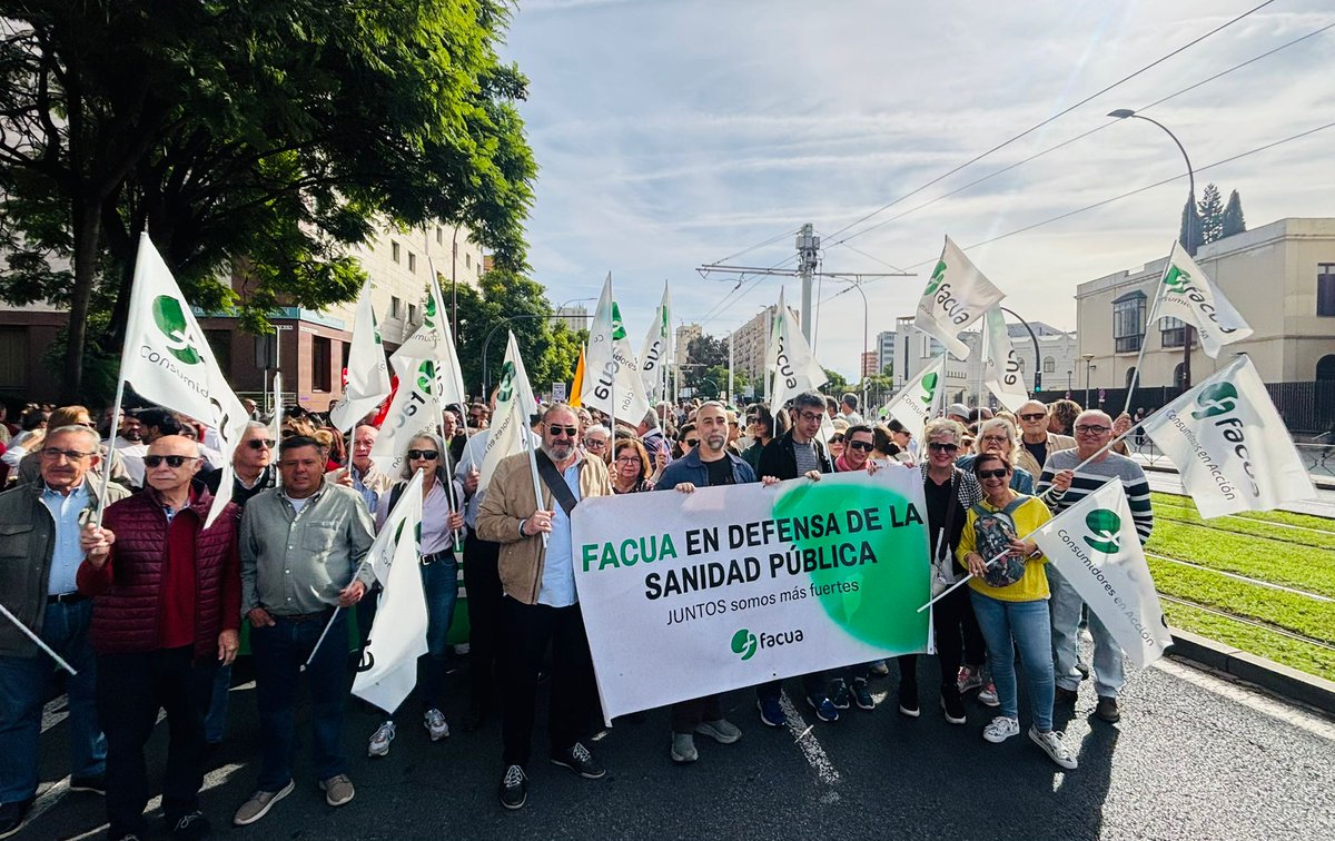 FACUA's tweet image. Decenas de miles de andaluces han salido hoy a la calle para denunciar la aberración que está cometiendo el gobierno de Moreno Bonilla con la sanidad pública, poniendo vidas en peligro.