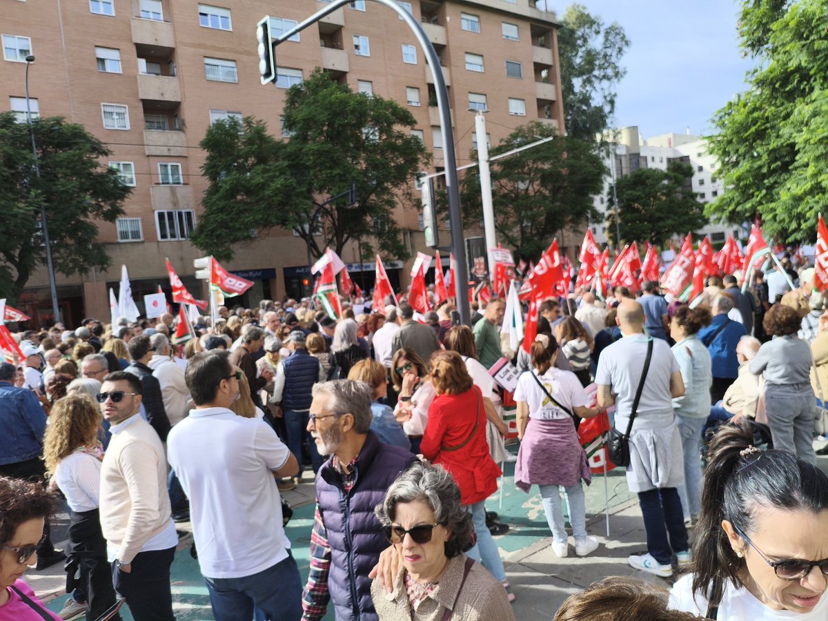 FACUA's tweet image. Decenas de miles de andaluces han salido hoy a la calle para denunciar la aberración que está cometiendo el gobierno de Moreno Bonilla con la sanidad pública, poniendo vidas en peligro.