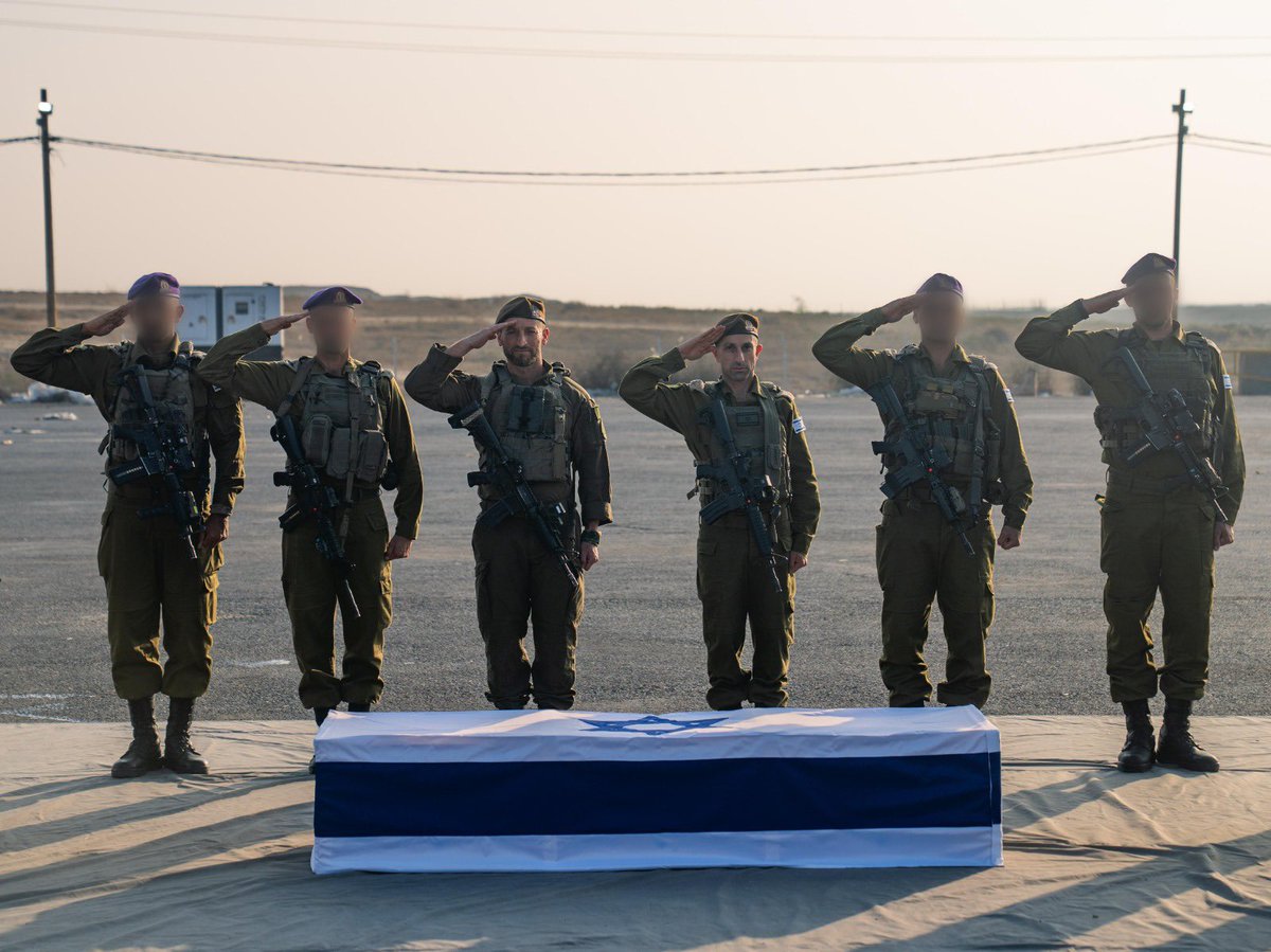 IDFSpokesperson's tweet photo. לאחר השלמת הליך הזיהוי על ידי המרכז הלאומי לרפואה משפטית בשיתוף משטרת ישראל והרבנות הצבאית, נציגי צה״ל הודיעו למשפחתו של החטוף סגן הדר גולדין כי יקירם הושב לקבורה. 

סגן הדר גולדין, נפל בקרב במבצע ״צוק איתן״, במהלך הפרת הפסקת האש ברפיח ב-1 באוגוסט 2014 ונחטף על ידי ארגון הטרור חמאס. הדר, בן 23 בנופלו, הותיר אחריו הורים, אחות, שני אחים וארוסה. 

המאמצים להשבתו, שילבו מאמץ מודיעיני רחב לצד פעולות מבצעיות בשטח, בהובלת צה״ל ושב״כ ונמשכו לאורך העשור האחרון וביתר שאת במהלך המלחמה.

צה״ל משתתף בצער המשפחה, ממשיך להשקיע את כלל המאמצים בהשבת החטופים החללים ונערך להמשך מימושו של ההסכם. 

חמאס נדרש לעמוד בחלקו בהסכם ולבצע את כלל המאמצים הנדרשים על מנת להשיב את החטופים החללים למשפחותיהם ולקבורה ראויה