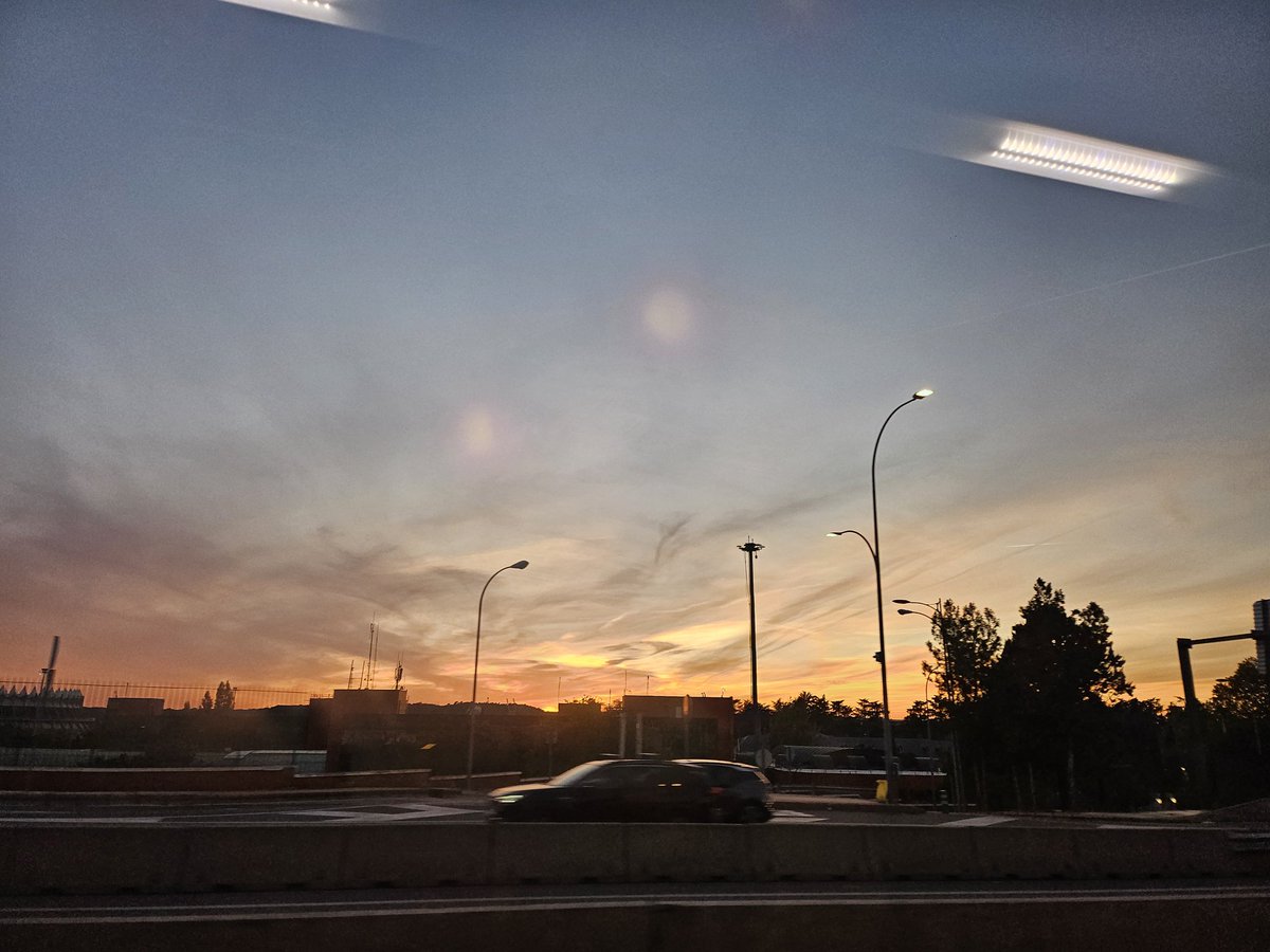 Majonotyoho's tweet image. i will never not be a sap about the sunset! this is free!!!! every single day no matter what kind of day you had, that&apos;s crazy