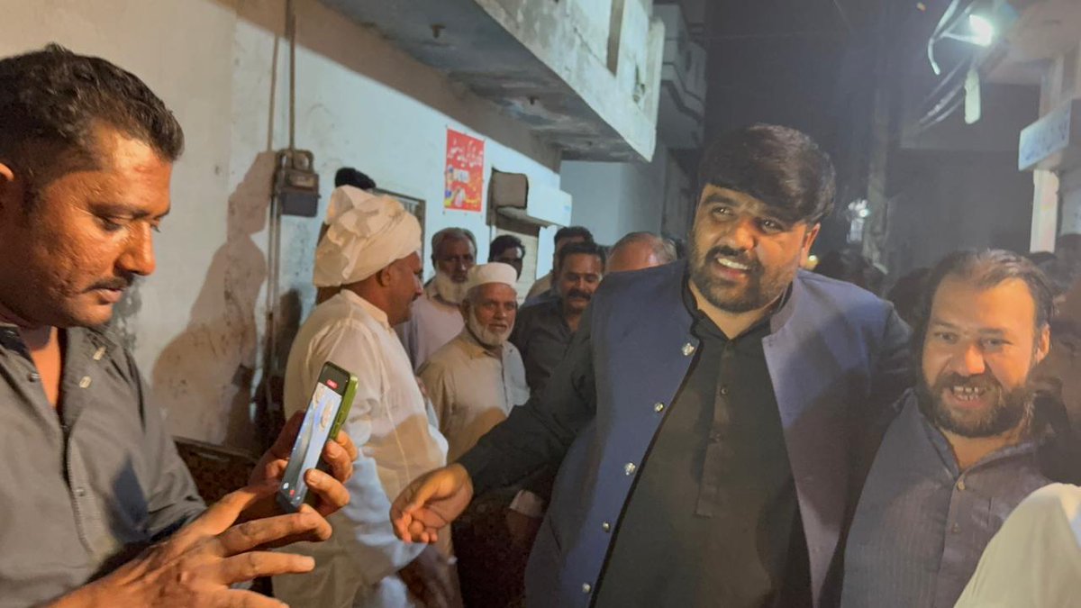 RanaKhalidPPP's tweet photo. میرا چھوٹا بھائی میرا سیاسی جانشین رانا عامر لاہوری جو حلقہ پی پی 141  میں عوامی رابطہ مہم پر میرا ساتھ دیتے ہیں آج  محلہ رحمان پورہ کا   بلدیاتی الیکشن کے سلسلہ میں دورہ کیا   اس موقع پر ملک گلفام اور اہل محلہ نے شاندار پرتپاک اسقبال کیا 
#PP141
@BBhuttoZardari 
@KasimGillani https://t.co/yGQsLjRlZR