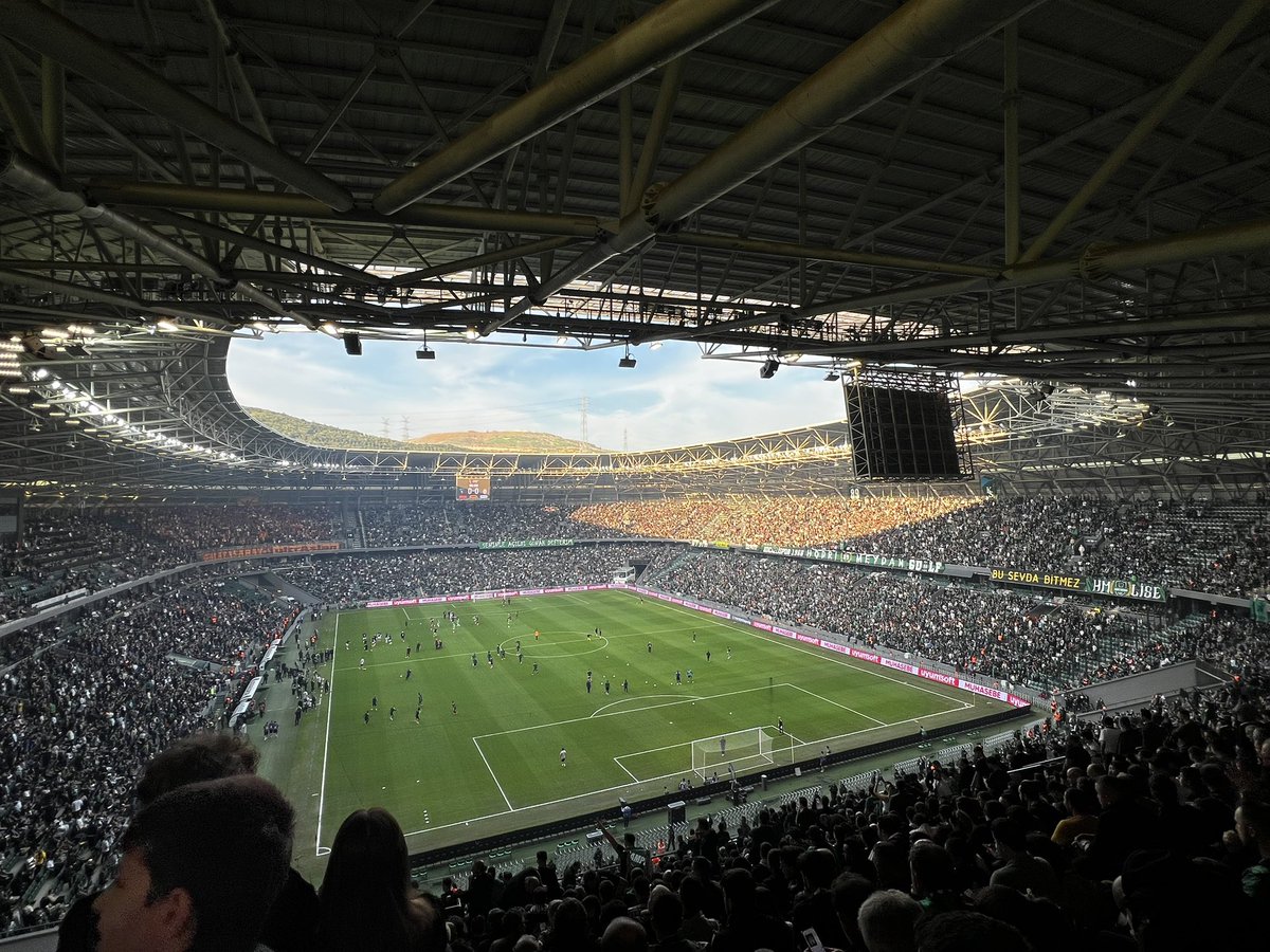 stadın yarısı gsli olacak dediler 90 dakika numaralasından locasına kimse 1 dakika bile oturmadı. 35.000 kişi hayvan gibi iyi tribün yaptık. statta herkes Kocaelisporluydu. bu şehir Kocaelisporludur. bizden çürük çıkmaz.