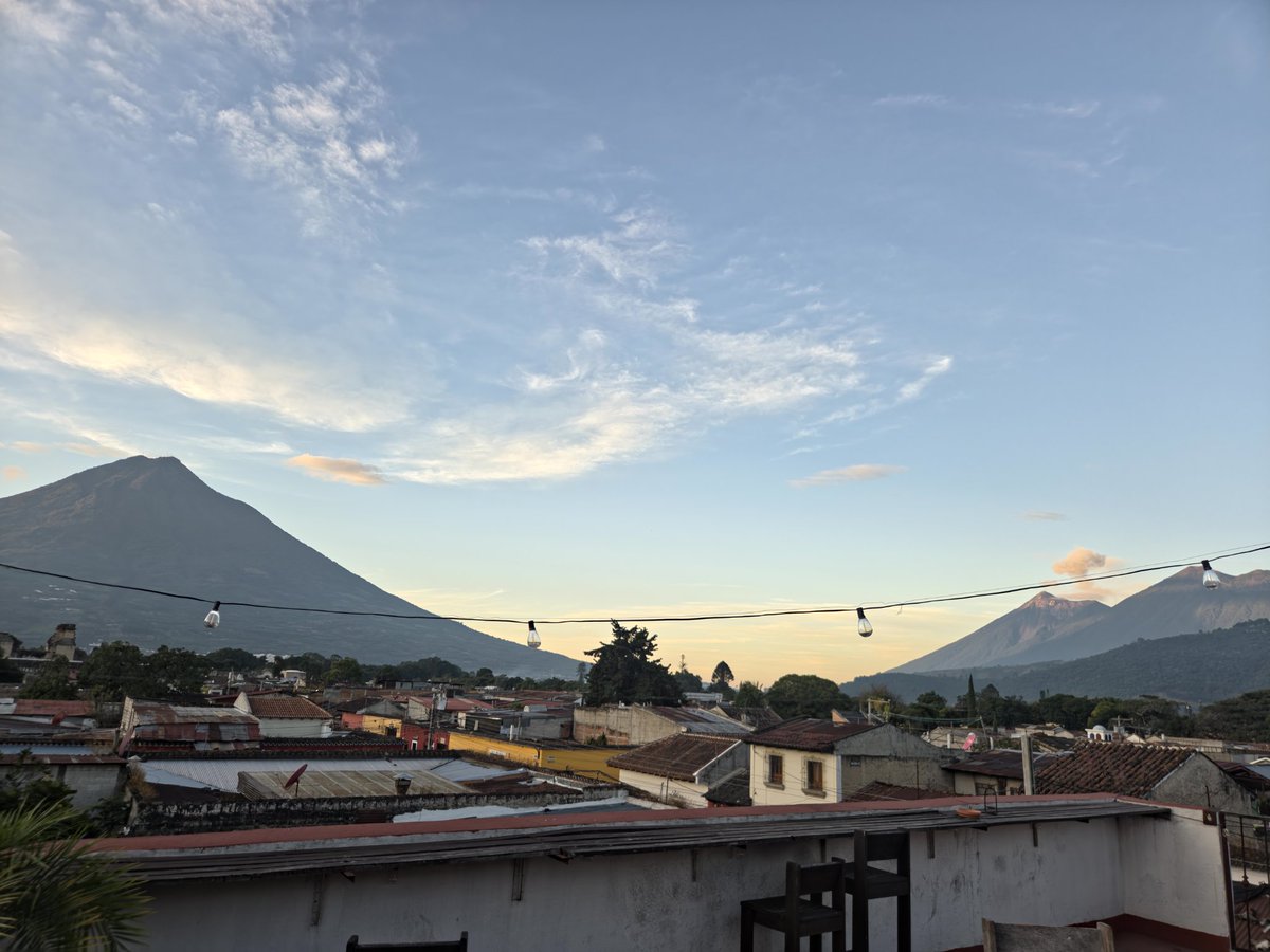 Notesoskr's tweet image. Esta vista desde el hospedaje en antigua 🤩💯.

#antiguaguatemala #antigua #guatemala #volcandeagua #volcqnacatenando #volcandefuego