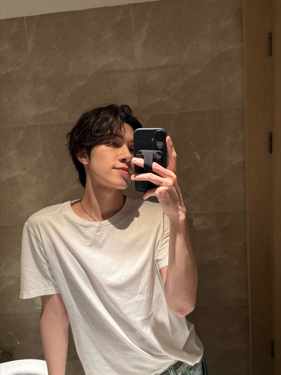 289film's tweet photo. hendery 🫧 https://t.co/Ck1DooUbWb