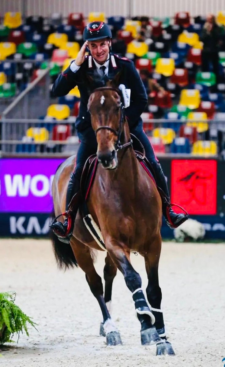 MinisteroDifesa's tweet image. #Verona 
🏇Congratulazioni a Emanuele Guadiano, Appuntato Scelto dei Carabinieri,  che al Concorso Internazionale di salto ostacoli World Cup CSI5 ha conquistato il primo posto (categoria 145). 
Complimenti dalla #Difesa👏