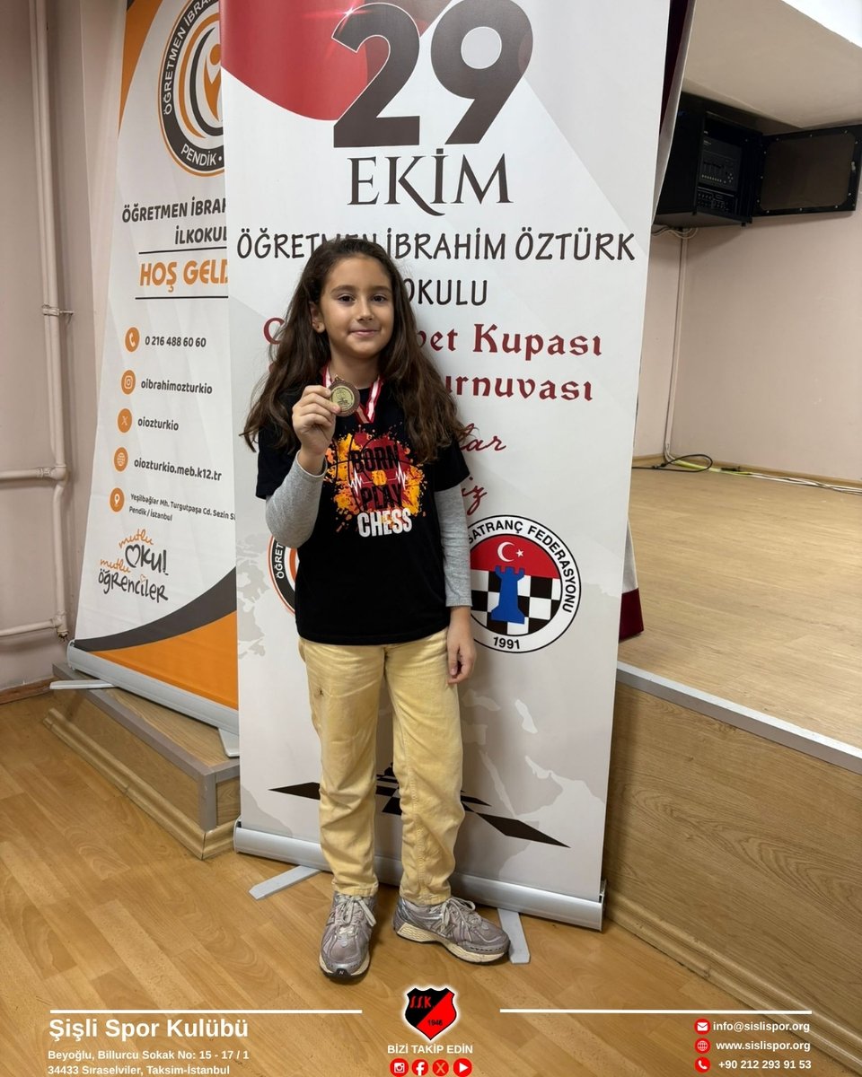 sislisporkulubu's tweet image. Satranç Kulübümüzden Bir Başarı Daha🎉
Küçük Kız Satranç Takımı sporcumuz Leyla Kuşüzümü, katıldığı “Öğretmen İbrahim Öztürk 29 Ekim Cumhuriyet Kupası” satranç turnuvasında 10 Yaş Kızlar kategorisinde üçüncü olarak bizleri gururlandırdı! 🏆♟️
#şişlisporkulübü #şişlihaber #satranç