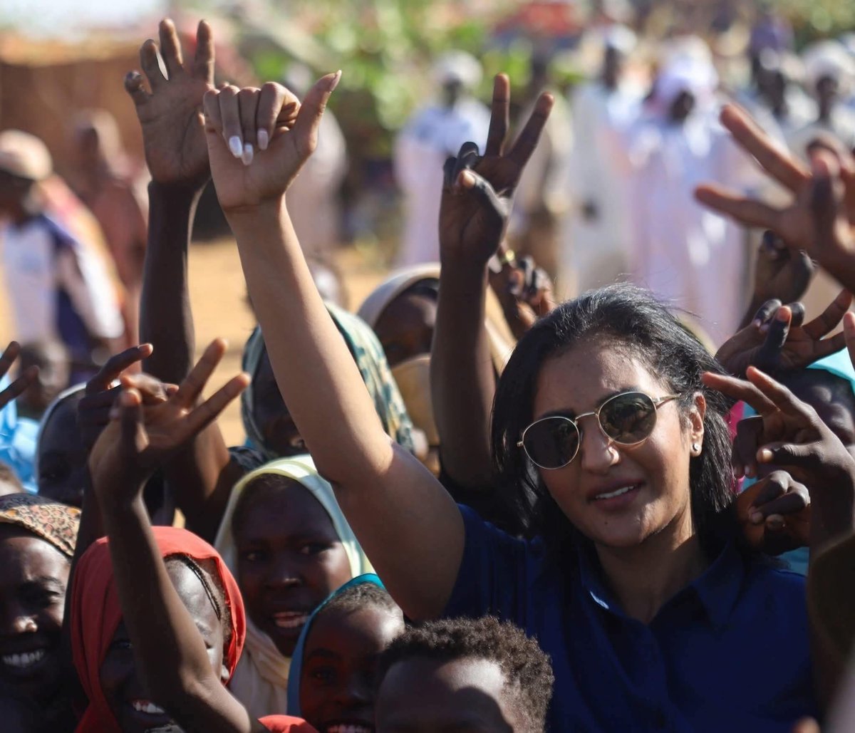 أنا طول عمري بسمع بالرقص على الدماء 
تسابيح مبارك جسدته لي في مشهد على أرض الواقع 
في ذات المدن الدخلوها بالبطش وقوة السلاح 
واستباحة دم نساءها وأطفالها ورجالها
ما قادرة اشوف غير دم شريف مهدور 
يرقصون عليه 
السودان نكبوه وسرقوه وباعوه أهله ياخ