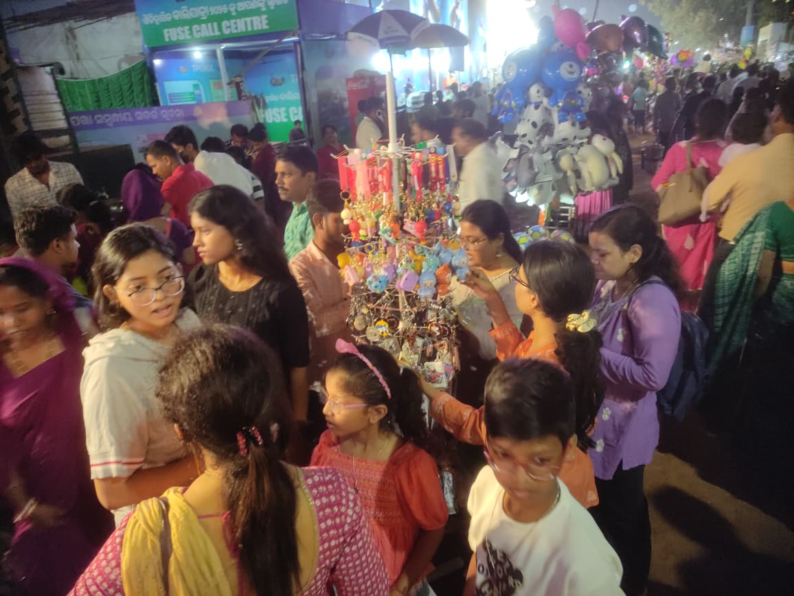 sambad_odisha's tweet image. #ଐତିହାସିକ_କଟକ_ବାଲିଯାତ୍ରାରେ_ଲୋକଙ୍କର_ଭିଡ଼
-କଟକରେ ଜାରି ରହିଛି ବାଲିଯାତ୍ରା-୨୦୨୫
-ଆଜି ରବିବାର ଯୋଗୁଁ ପ୍ରବଳ ଭିଡ଼
-ମୀନାବଜାରୁ ଜିନିଷ କିଣିଲେ, ମନୋରଂଜନ ଜୋନ୍‌ରେ ମଜା ନେଲେ ଲୋକେ
#Sambad #Cuttack #Balijatra