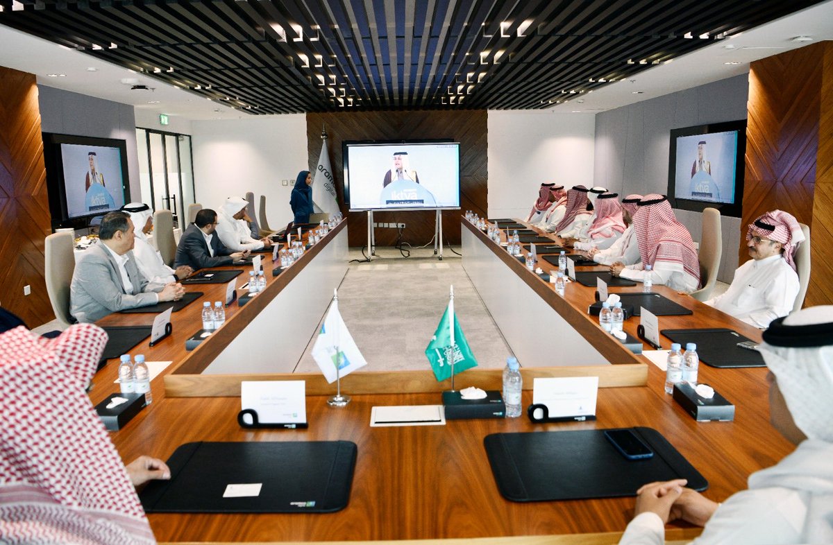 AsharqiaChamber's tweet photo. وجرى خلال اللقاء استعراض الموضوعات التي من شأنها الإسهام في دفع عجلة التطور والتحول الرقمي والتقني وتعزيز الشراكات الاستراتيجية بين القطاعات المختلفة https://t.co/A2LGVImgs8