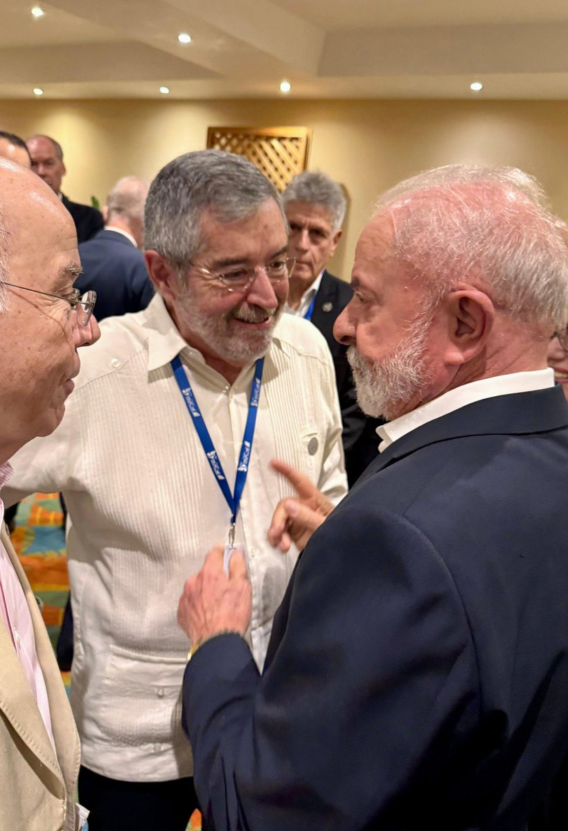 SRE_mx's tweet photo. En Santa Marta, Colombia, el canciller Juan Ramón de la Fuente dialogó con el presidente de Brasil, Luiz Inácio Lula da Silva, a quien transmitió el saludo afectuoso de la presidenta Claudia Sheinbaum Pardo.

México y Brasil colaboran para fortalecer los mecanismos regionales de diálogo y cooperación, en el marco de la Comunidad de Estados Latinoamericanos y Caribeños (CELAC), para fortalecer la paz en la región y generar mejores mecanismos de colaboración con la Unión Europea (UE).
