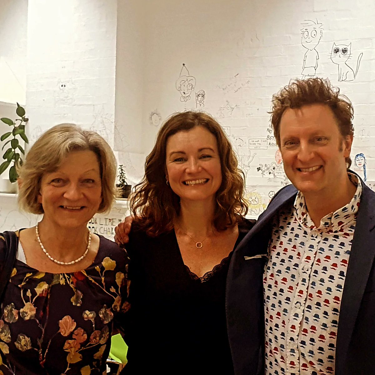 mrdillypresents's tweet image. Wonderful finally meeting @Alibrarylady, who&apos;s always been so kind in sharing my online stuff for schools over the years. Here with me, officially &apos;off-duty&apos; as Mr Dilly&apos;, and Mrs Dilly @uksla CEO and my brilliant wife #ReadingForAll