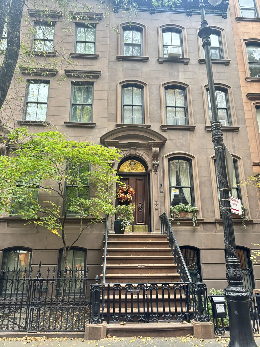 SnapOut_Math's tweet image. Eu não to bem! Finalmente conheci a locação de uma das minhas séries favoritas da vida! @SJP I love you! Simply, Carrie Bradshaw’s apartment 😍😍😍