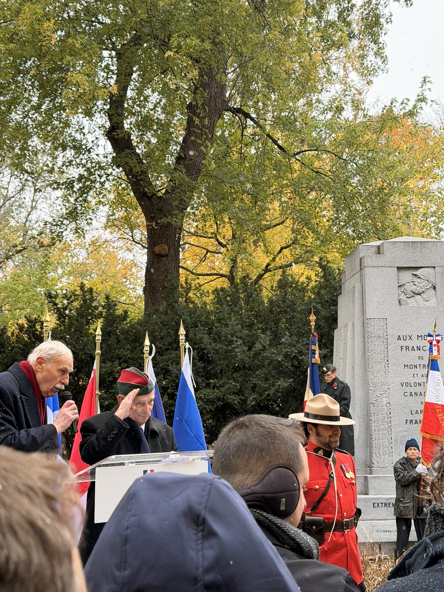 Aux côtés des conseillères et conseillers des Français de l’étranger à Montréal, en hommage à celles et à ceux morts pour défendre la liberté, l’égalité et la fraternité.
